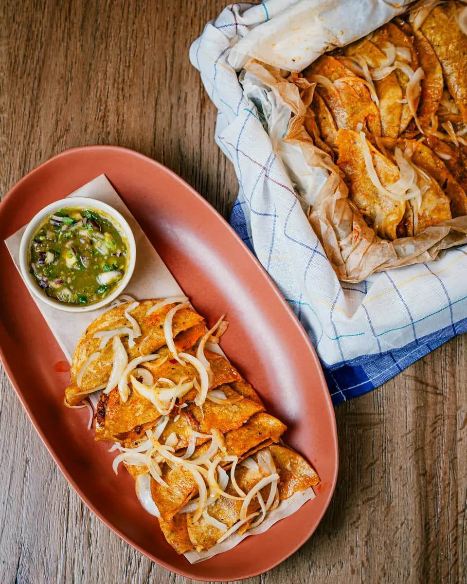 Enchiladas con salsa verde y cebolla