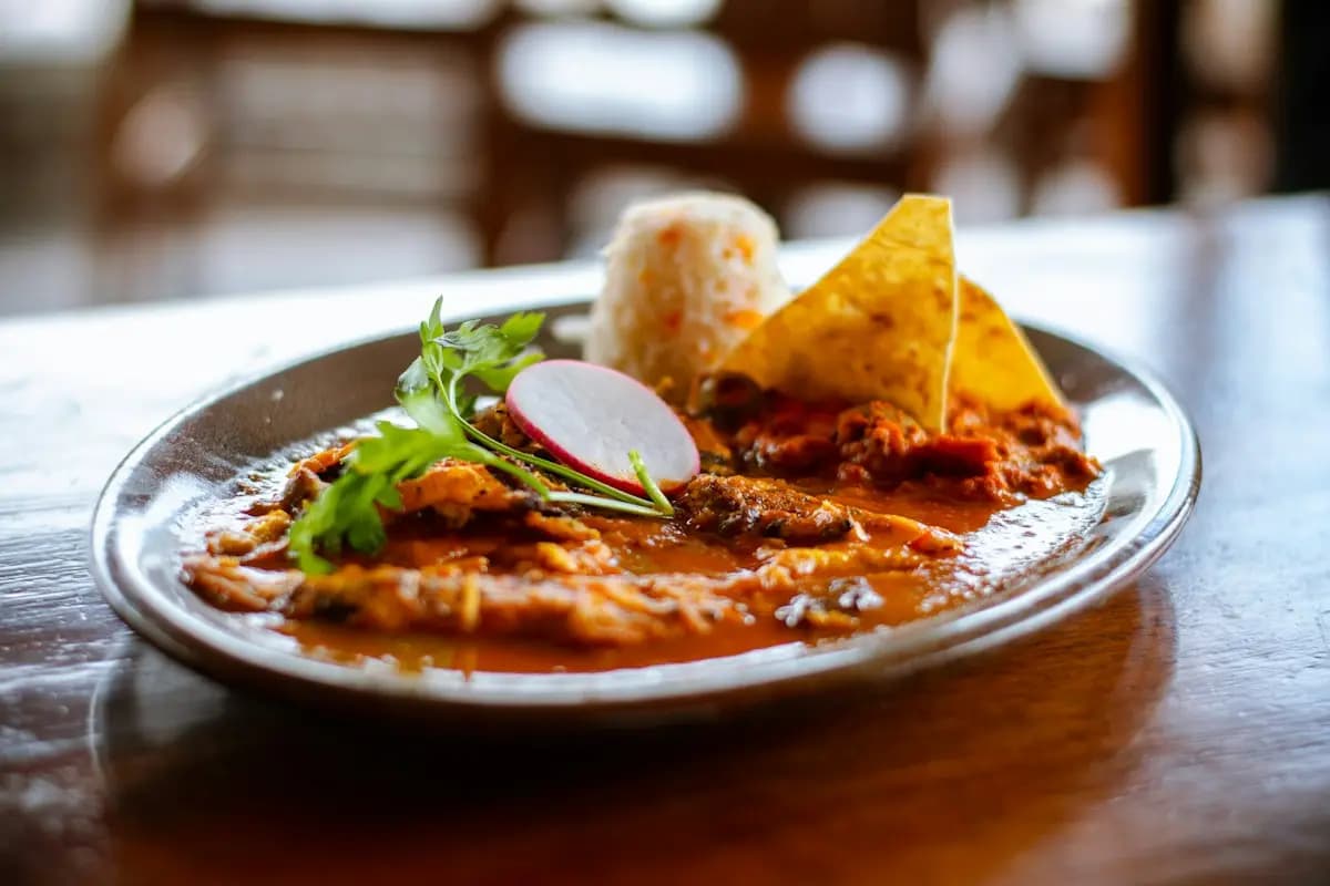 Guisado del día con arroz y tostada