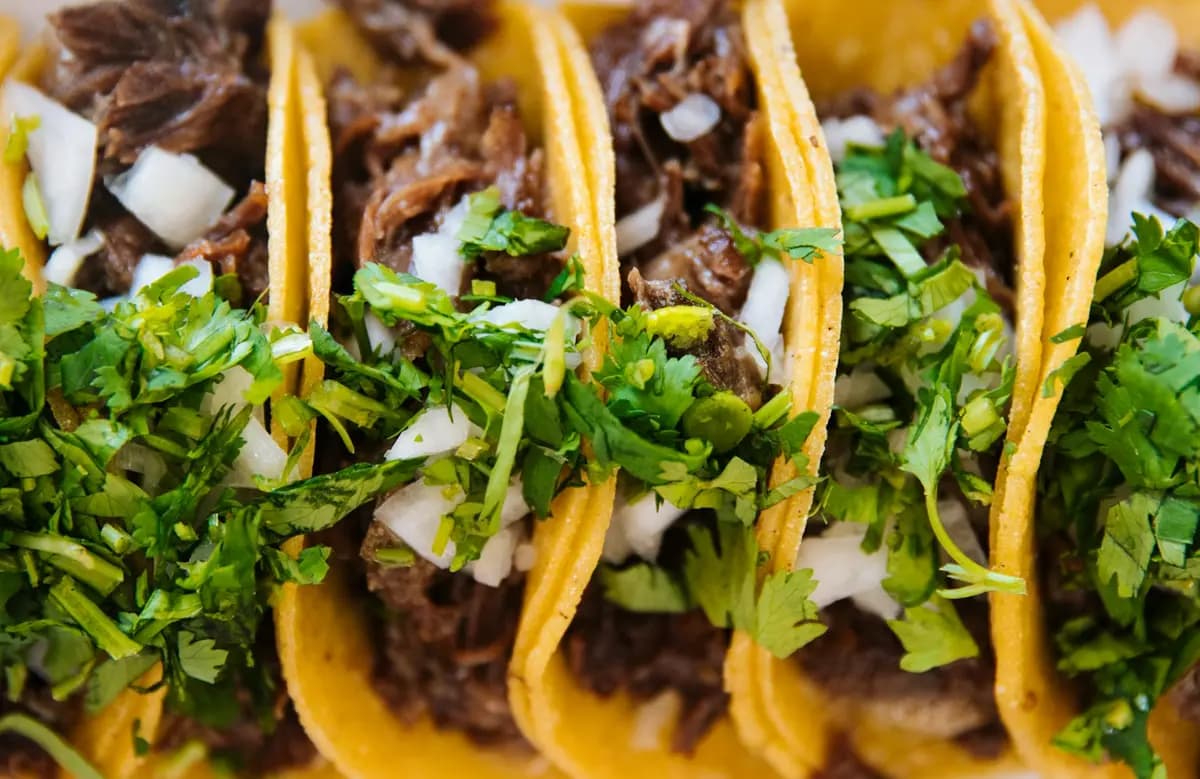 Tacos de res con cebolla y cilantro