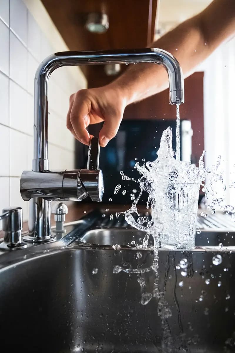 Llave de cocina nueva con agua corriendo