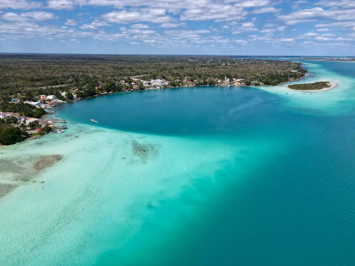 Laguna de Bacalar con agua turquesa