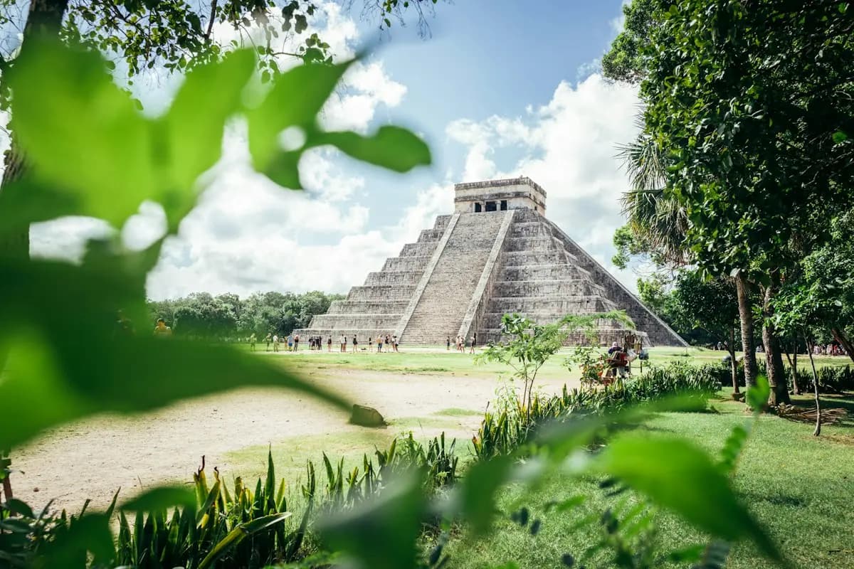 Pirámide de Chichén Itzá entre la selva