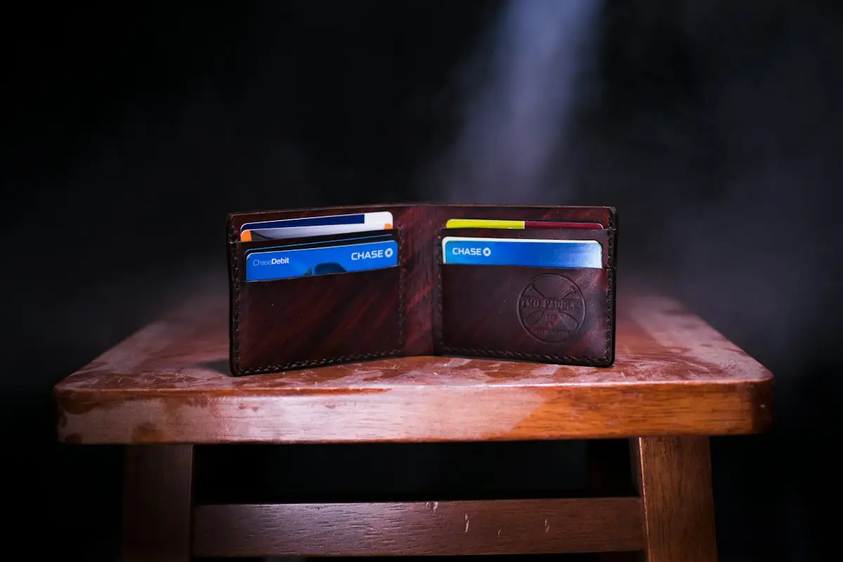 Cartera de piel abierta sobre una mesa
